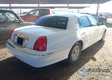 2000 Lincoln Town Car Cartier z USA, uszkodzony, nr VIN 1LNHM83W0YY856901